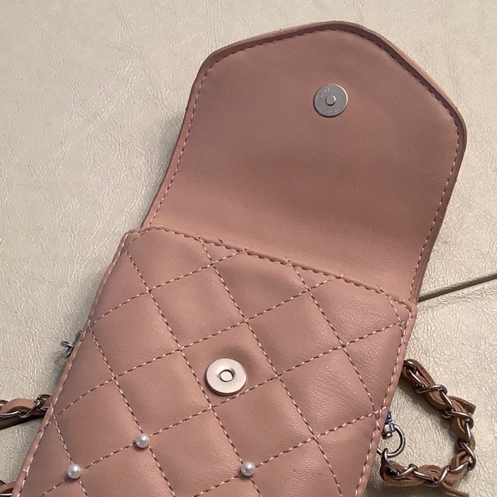 BADGLEY MISCHKA DIAMOND QUILTED STUDDED WITH PEARLS CROSSBODY PHONE WALLET - Picture 4 of 11